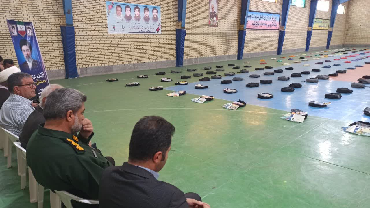 اهدای ۱۲۰۰ بسته لوازم التحریر به دانش‌آموزان نیازمند بشرویه