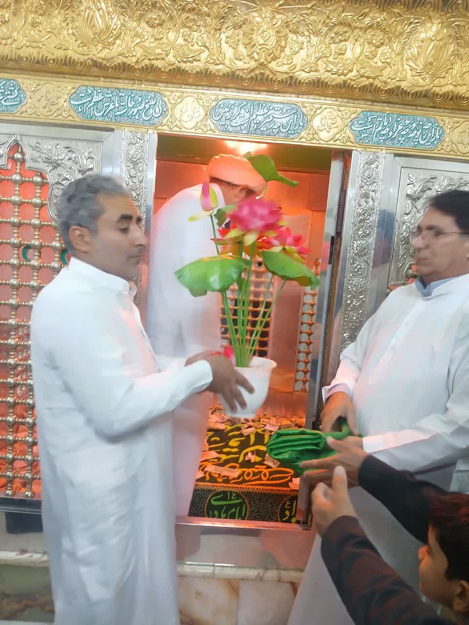 برگزاری آیین غبارروبی ضریح امامزادگان فردوس پس از نماز عشاء