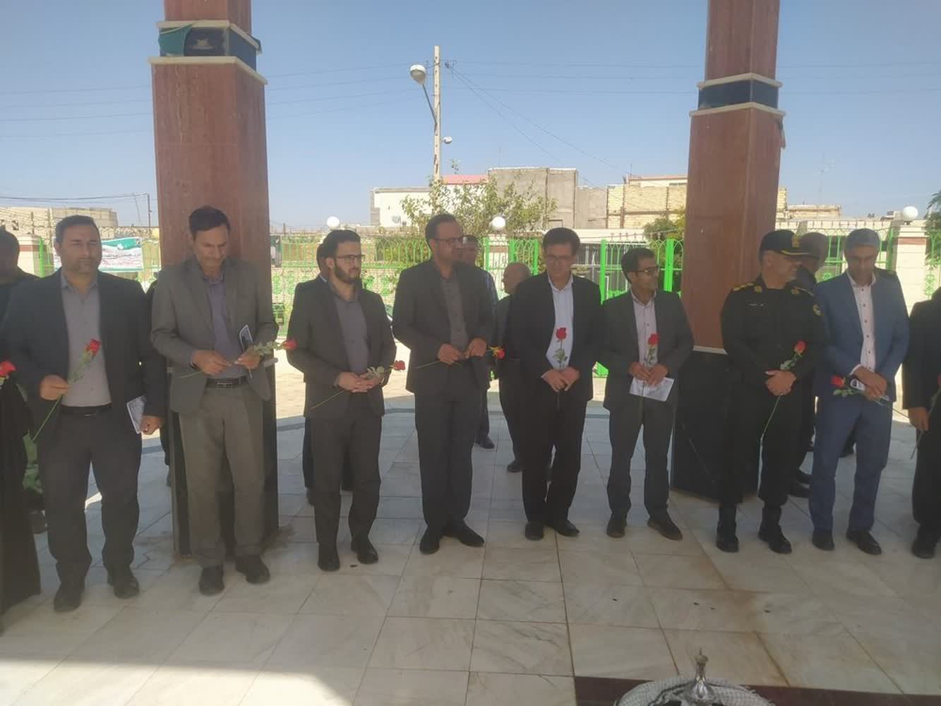 آیین غبارروبی و عطرافشانی مزار شهدا در سرایان در آغاز هفته دفاع مقدس