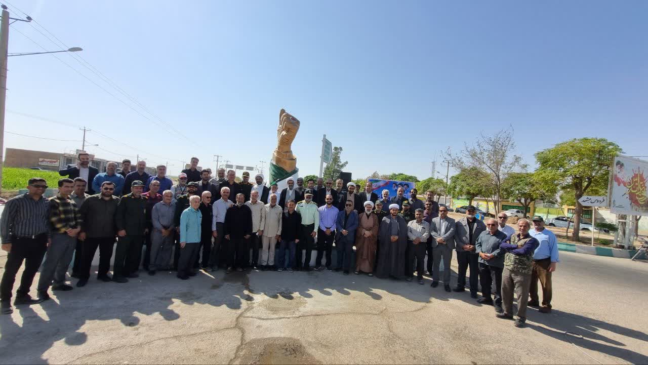 رونمایی از یادمان نمادین رهبر شهید در میدان بسیج بشرویه