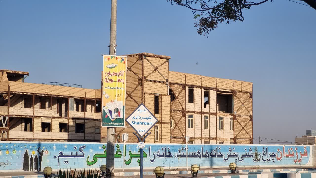 آذین‌بندی فضای شهری بشرویه به مناسبت کنگره ۲۴۰۰ شهید و هفته دفاع مقدس