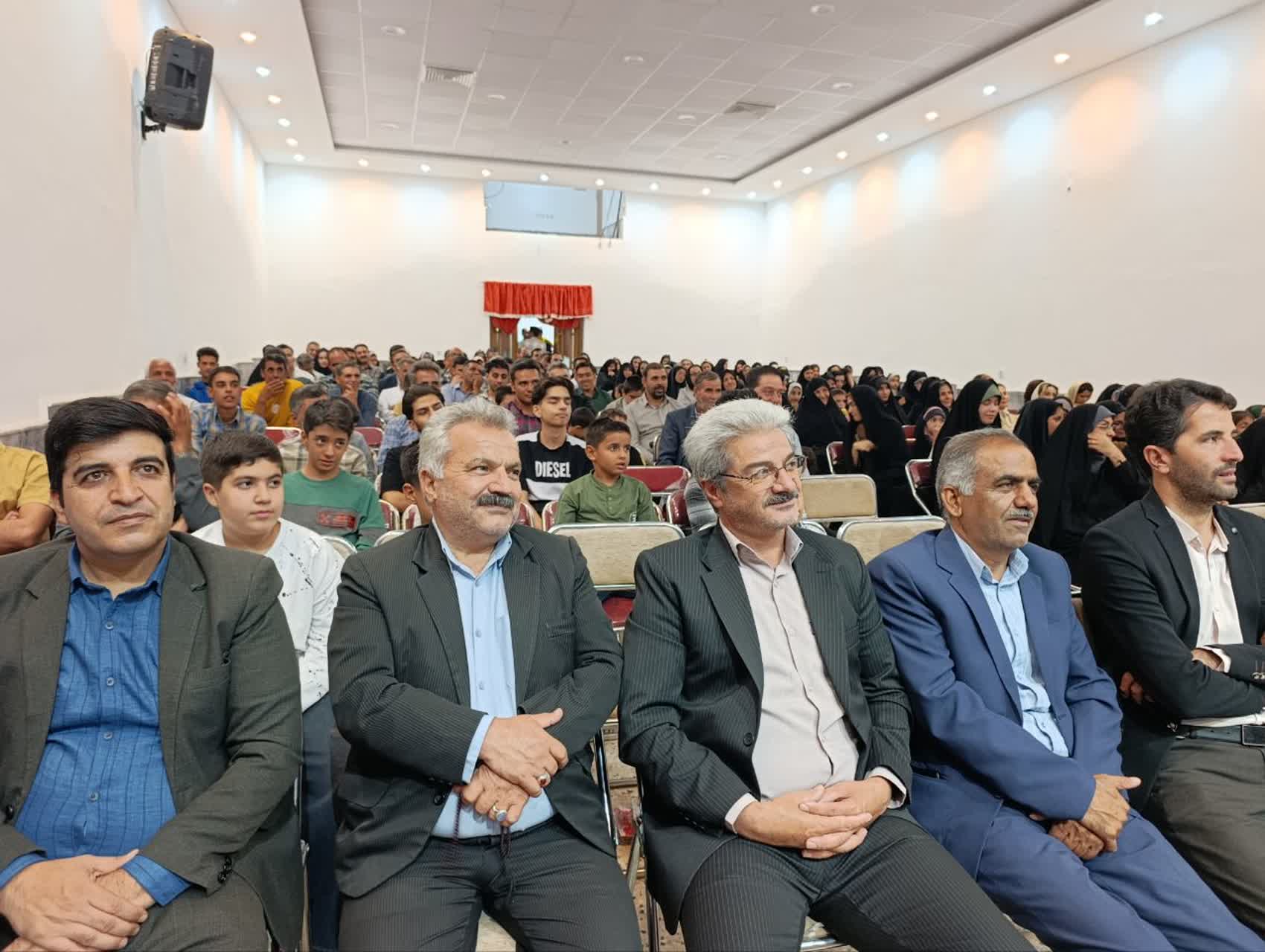 تجلیل از دانش‌آموزان و دانشجویان خانواده کارکنان شهرداری اسلامیه