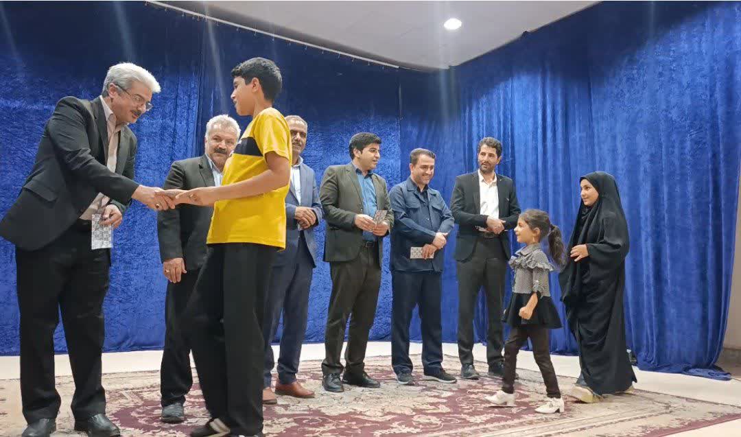تجلیل از دانش‌آموزان و دانشجویان خانواده کارکنان شهرداری اسلامیه