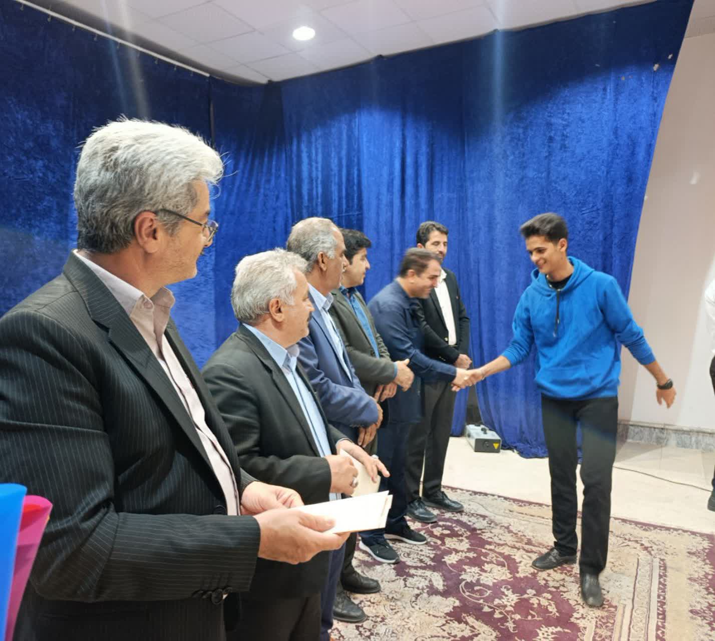 تجلیل از دانش‌آموزان و دانشجویان خانواده کارکنان شهرداری اسلامیه