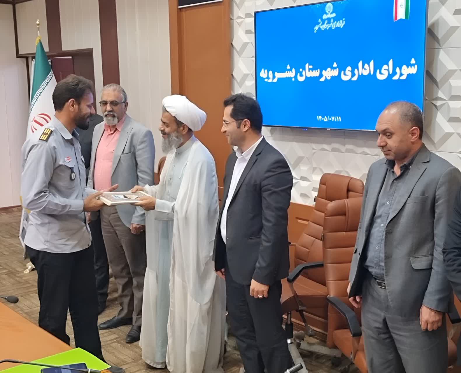 تجلیل از مسئول آتش‌نشانی شهرداری بشرویه در روز آتش‌نشانی و ایمنی