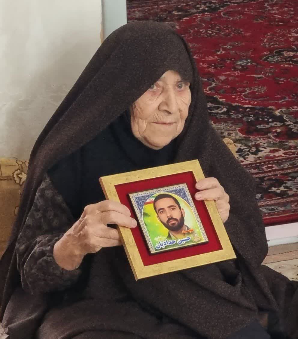 دیدار مسئولان بشرویه با مادر شهید حسین حدادیان