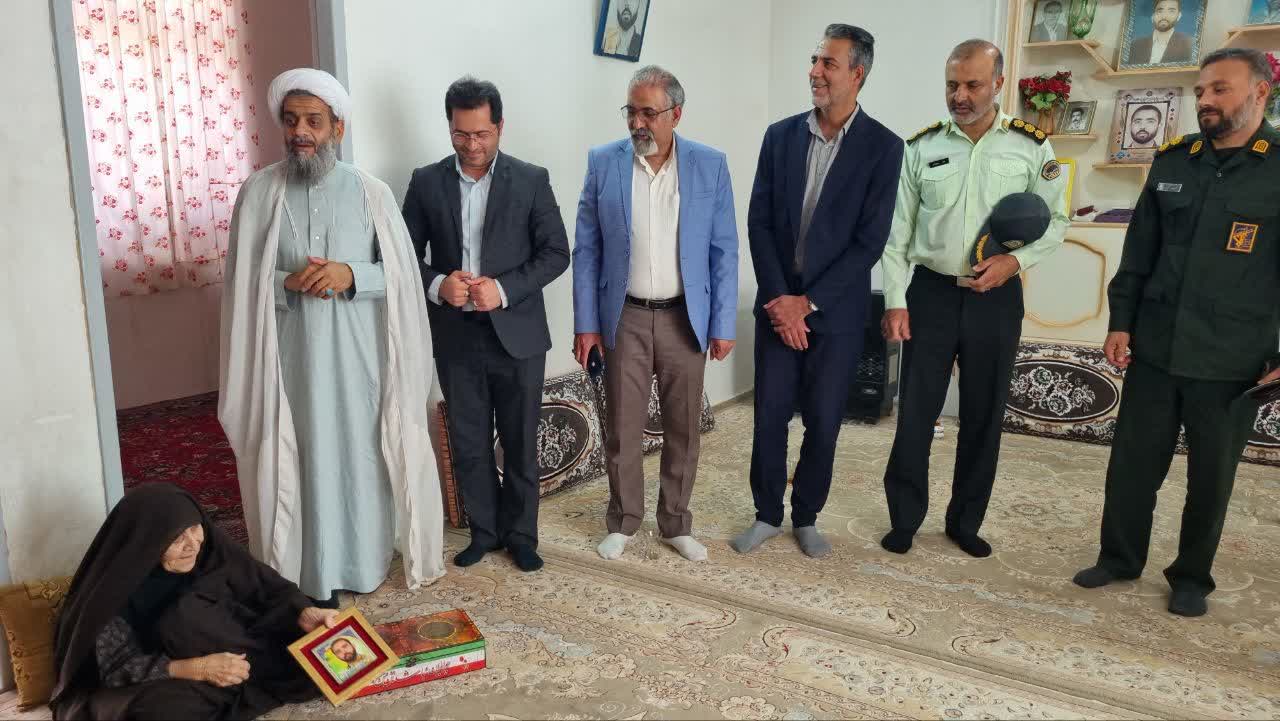 دیدار مسئولان بشرویه با مادر شهید حسین حدادیان