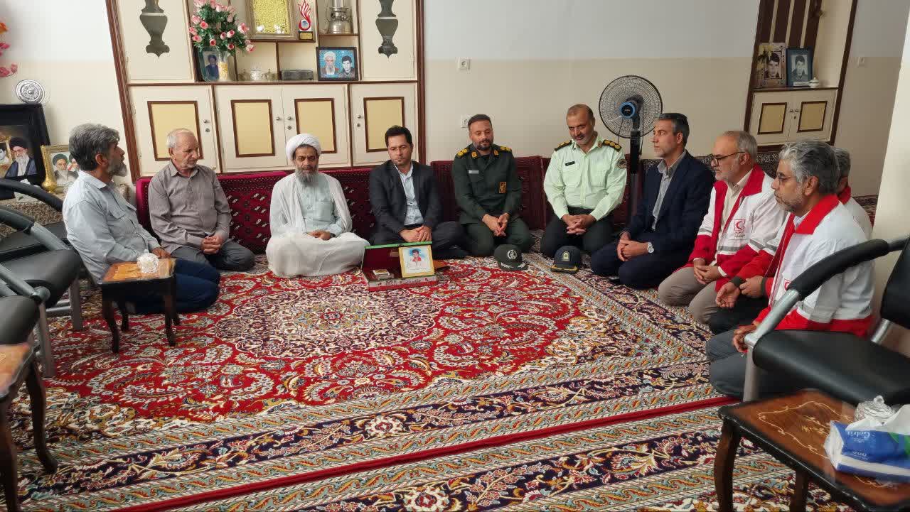 دیدار امام جمعه و فرماندار بشرویه با خانواده شهید ابوالحسنی