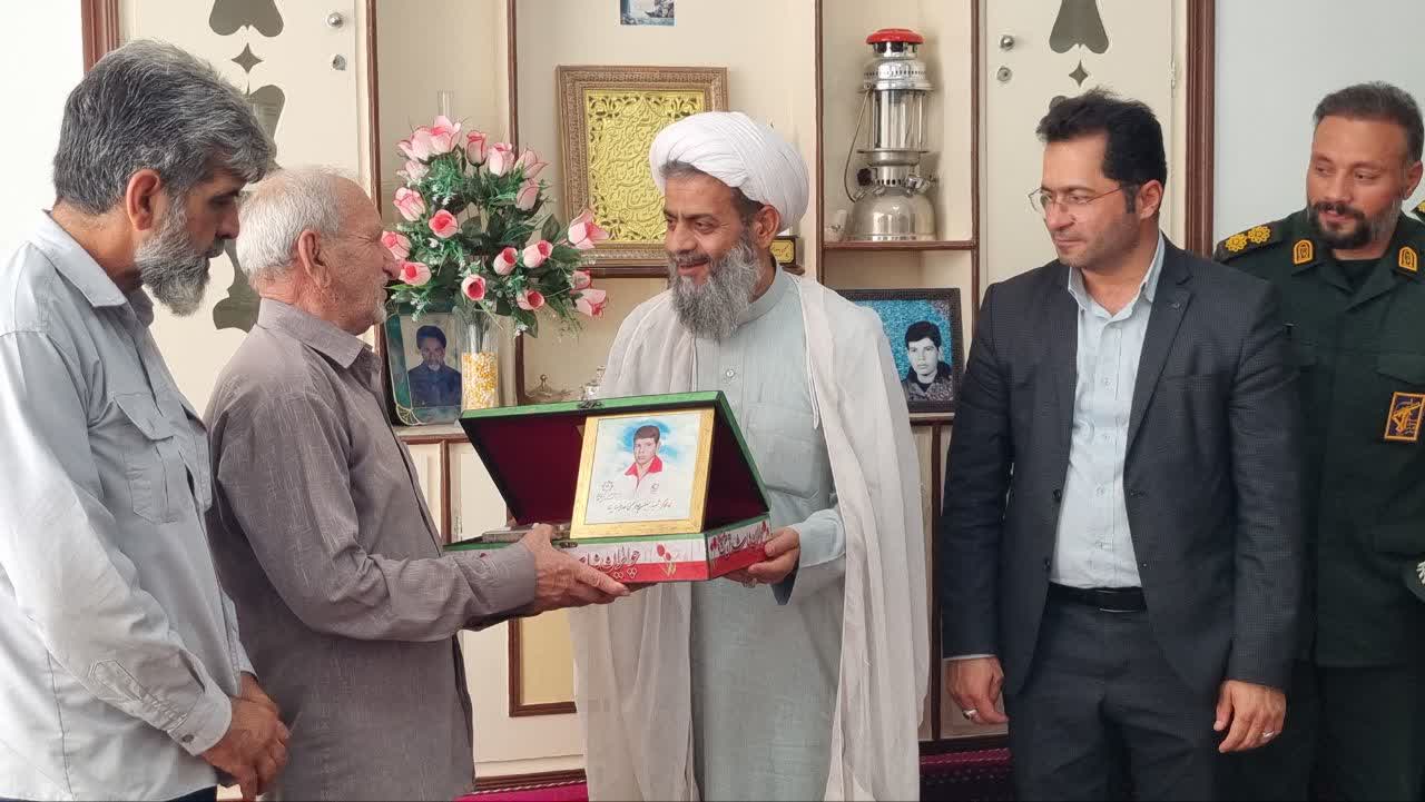 تجلیل مسئولان بشرویه از خانواده شهید حسین ابوالحسنی عدالت‌پناه