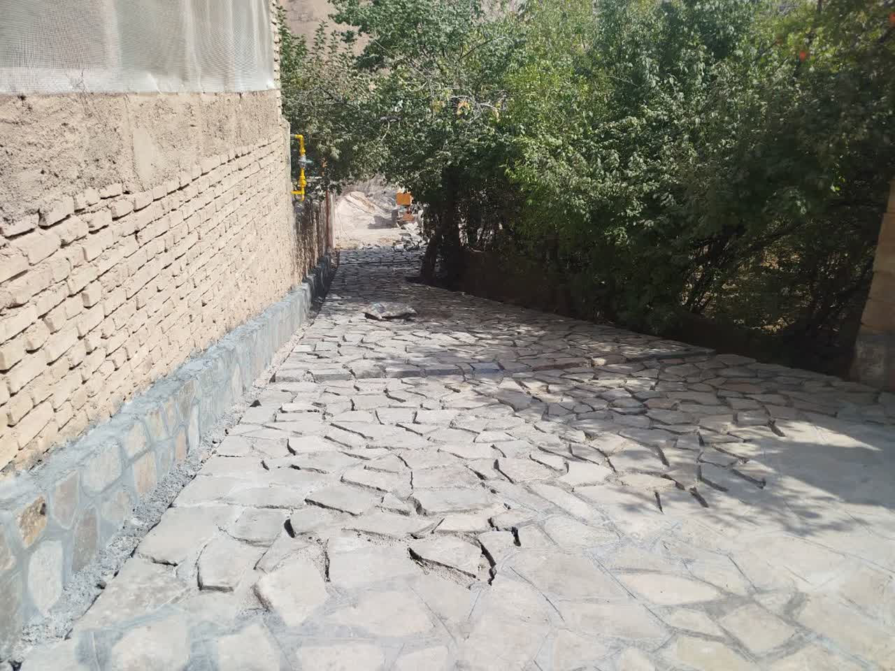 تسریع پروژه سنگ‌فرش روستای خداآفرید با بازدید بخشدار ارسک