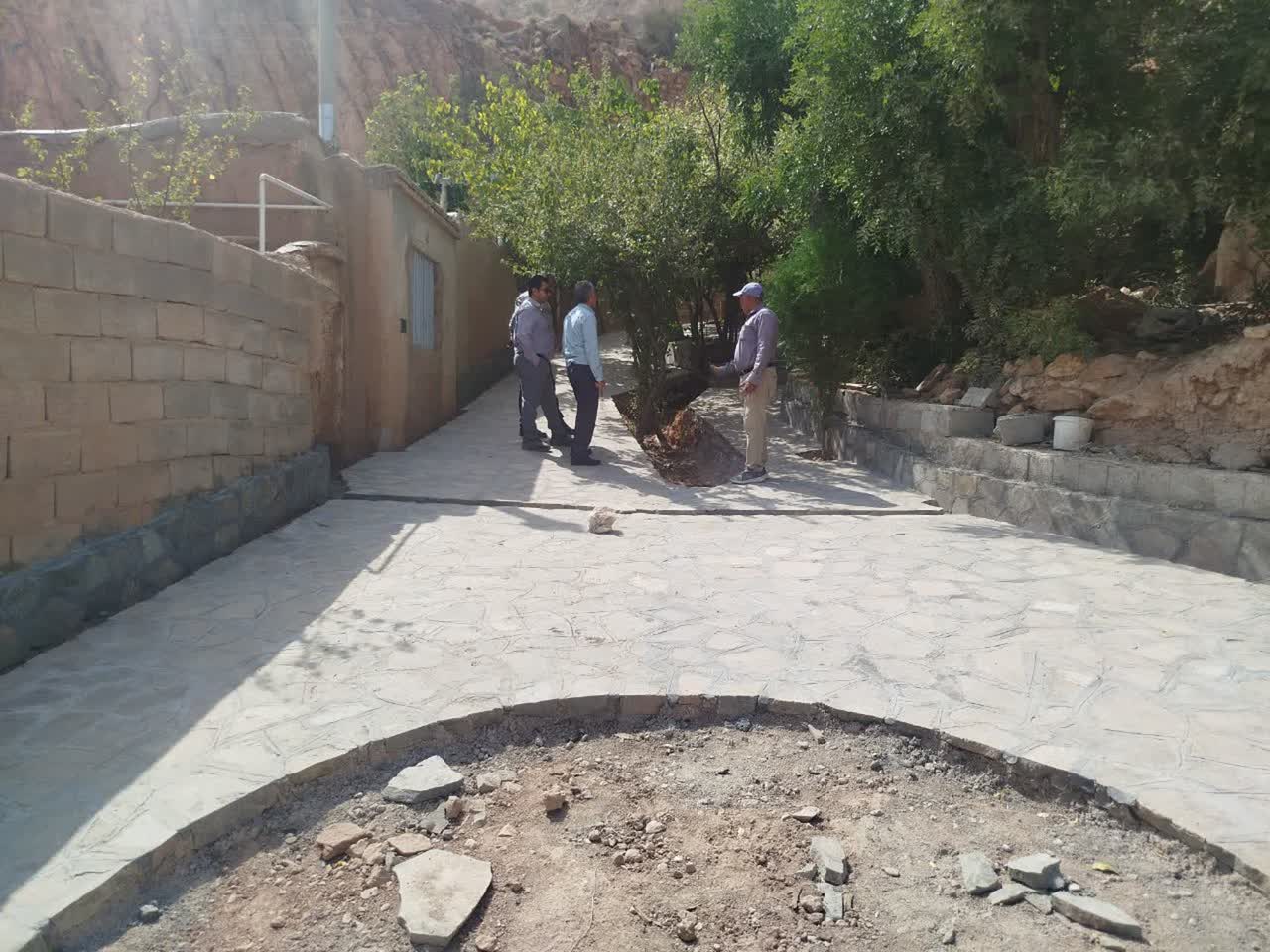 تسریع پروژه سنگ‌فرش روستای خداآفرید با بازدید بخشدار ارسک