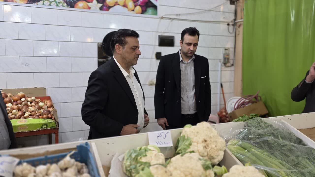 بازدید میدانی فرماندار فردوس از واحدهای صنفی و بررسی قیمت‌ها