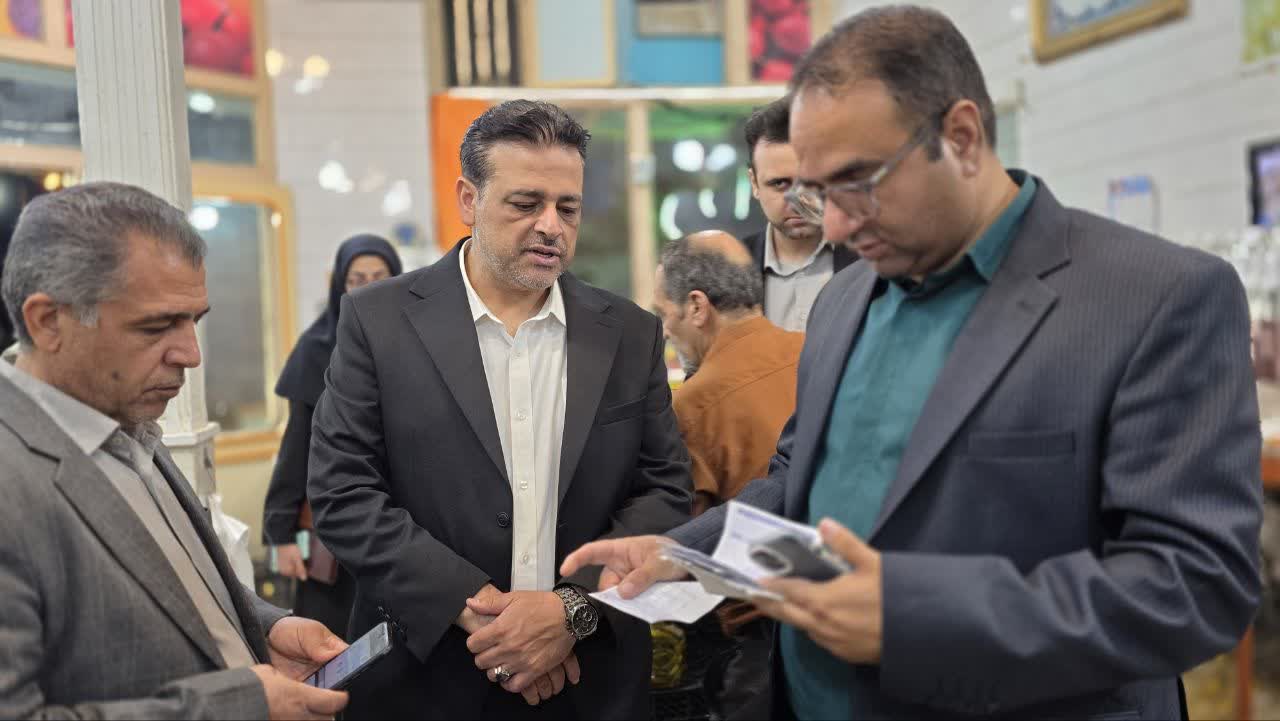 بازدید میدانی فرماندار فردوس از واحدهای صنفی و بررسی قیمت‌ها