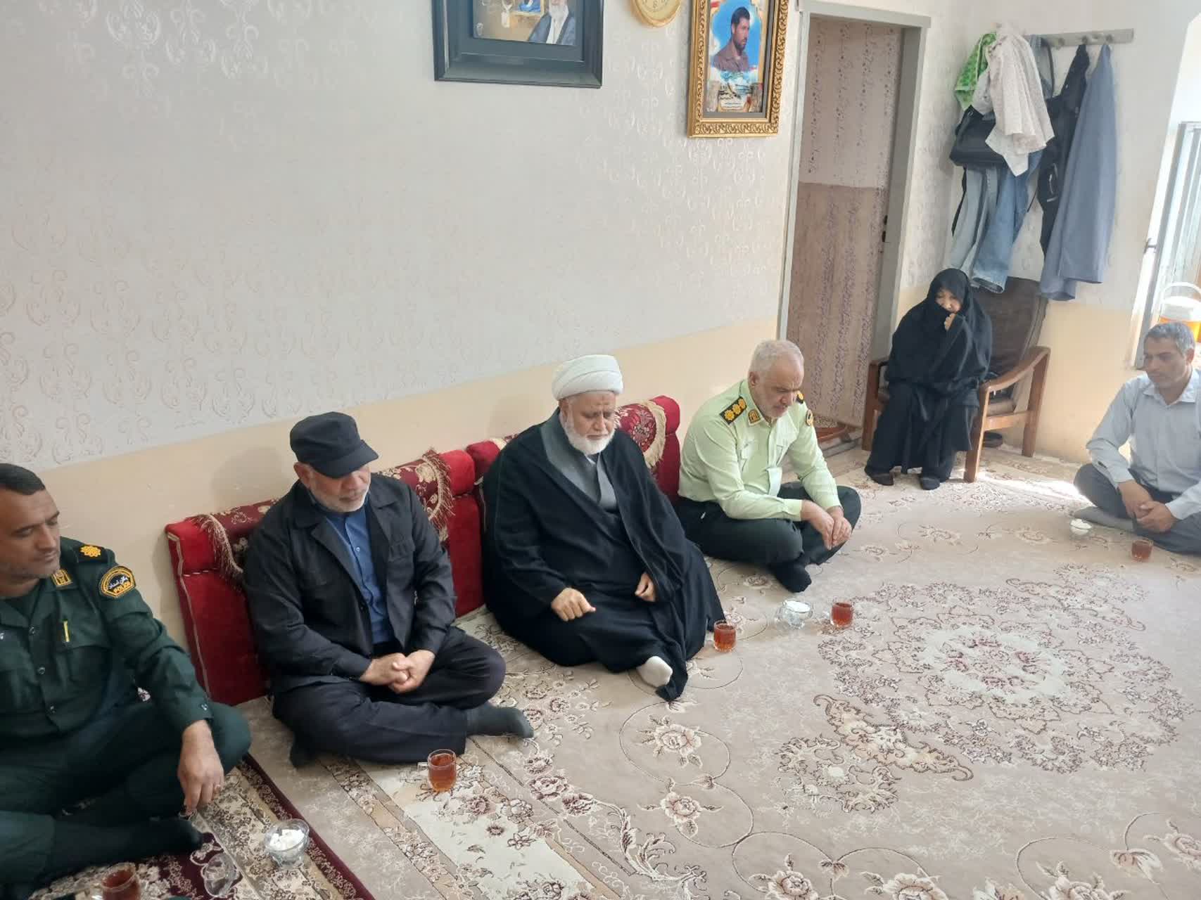 دیدار فرمانده انتظامی بشرویه با خانواده شهید حسن باقری در هفته نیروی انتظامی
