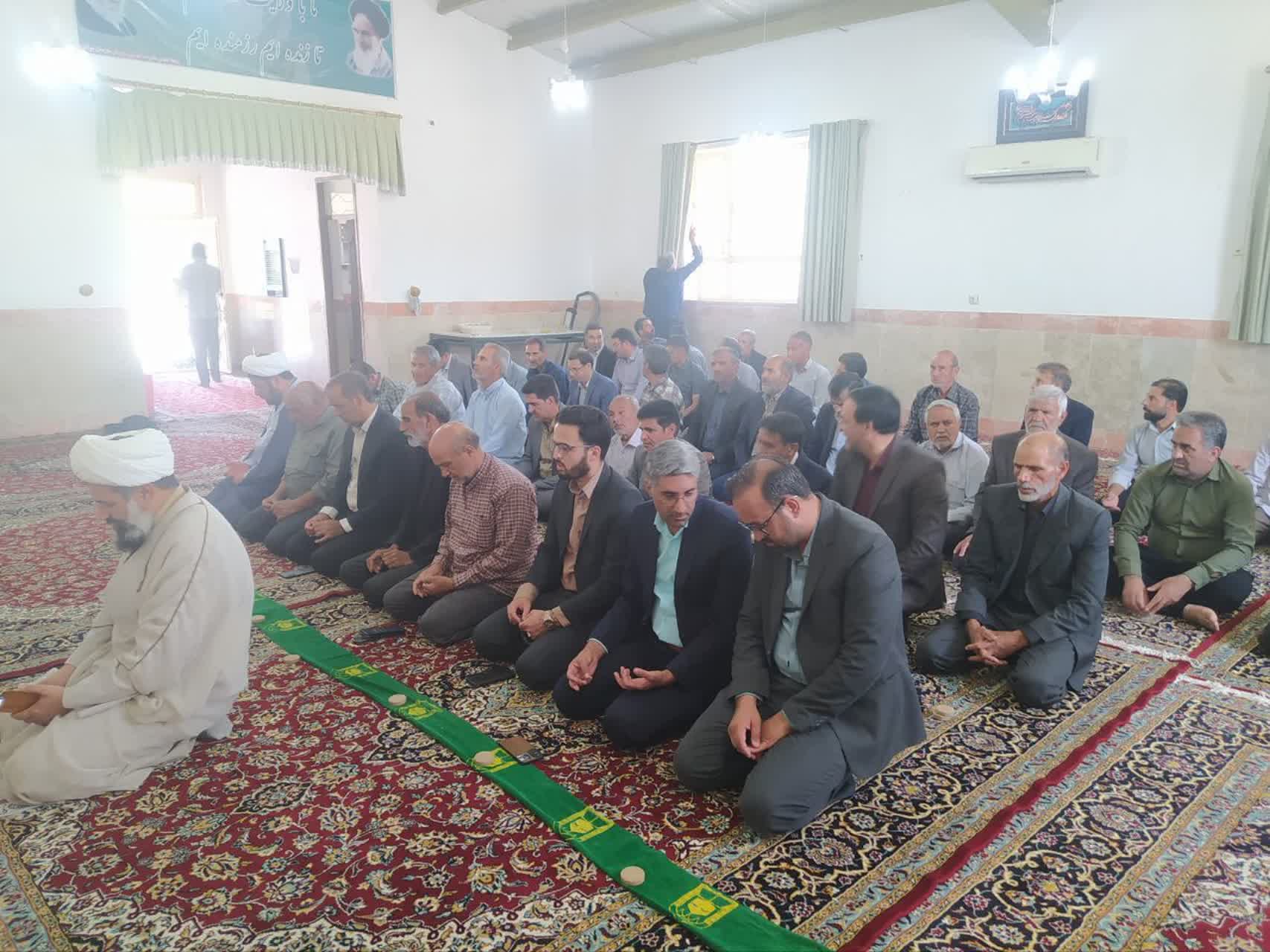 اقامه نماز جماعت مسئولین و دهیاران شهرستان سرایان در مراسم روز ملی روستا