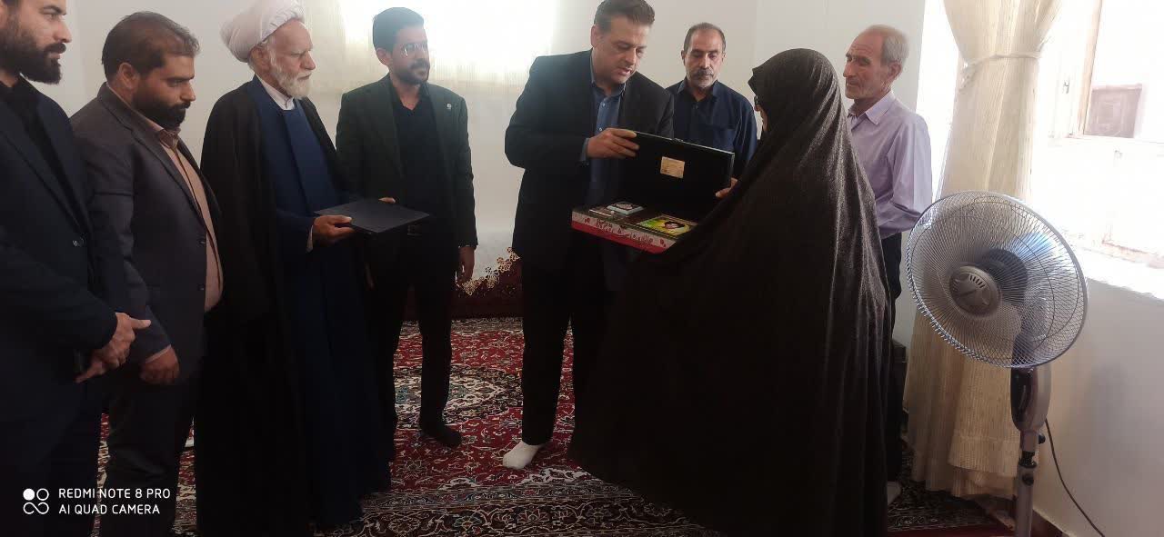 دیدار فرماندار فردوس با خانواده معظم دانشجو معلم شهید حبیب کامل برون
