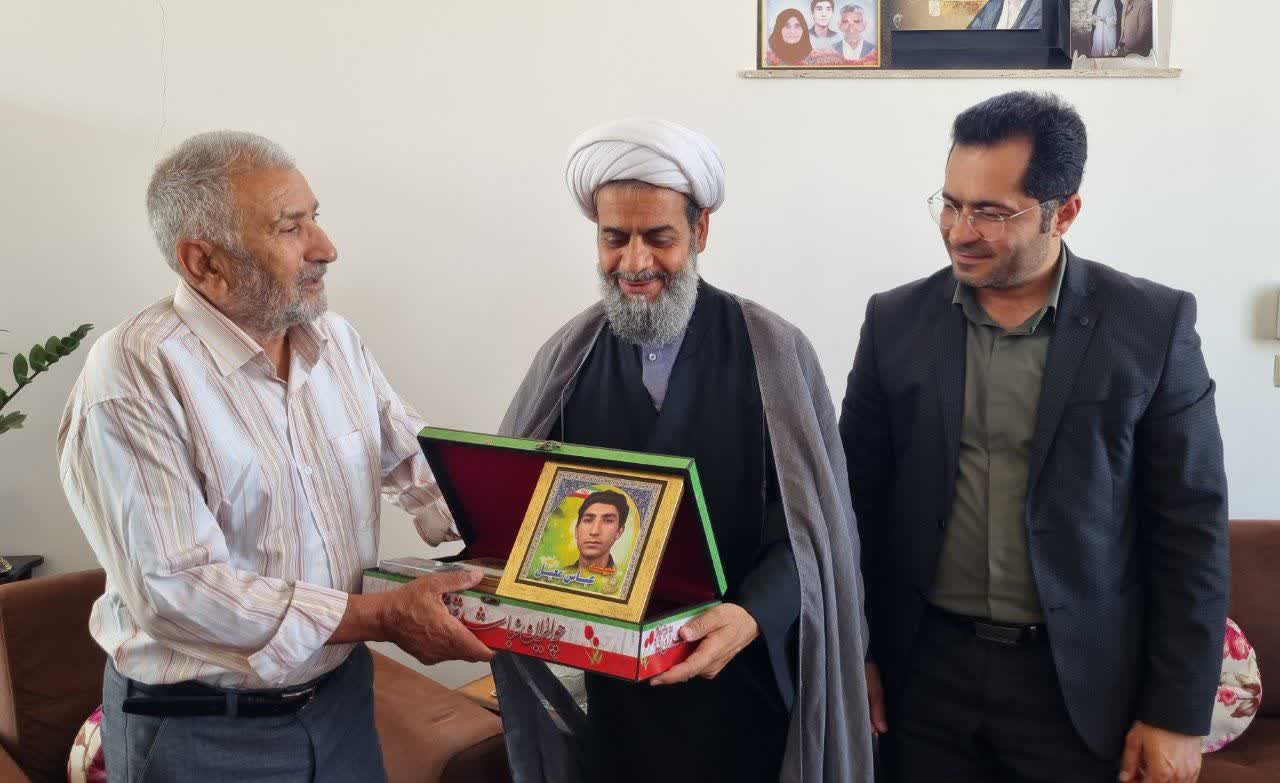 دیدار امام جمعه و فرماندار بشرویه با خانواده شهید